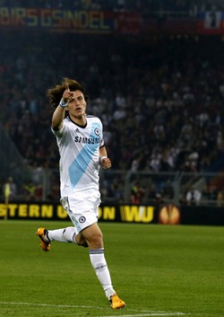 David Luiz merayakan gol yang dicetaknya di menit terakhir injury time. Kemenangan ini membuka lebar peluang Chelsea lolos ke final. Sebaliknya, untuk membalikkan keadaan Basel butuh kemenangan dengan skor minimal 2-0 di leg kedua. Reuters/Pascal Lauener.