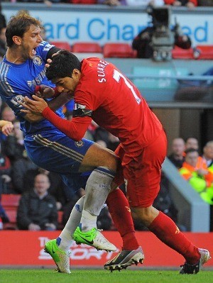 Hamann: Suarez Jadi Korban FA? Siapa Suruh Gigit Ivanovic
