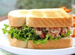 Sarapan dengan Salad Ikan Tuna Agar Tetap Bersemangat