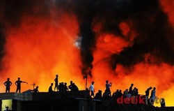 Gudang Helm di Jakarta Barat Terbakar, 19 Unit Pemadam Dikerahkan