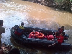 Mayat Bocah yang Tenggelam di Ciliwung Ditemukan di Pintu Air Karet