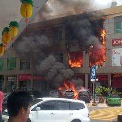 Mal Terbesar di Batam Terbakar, 4 Mobil Hangus