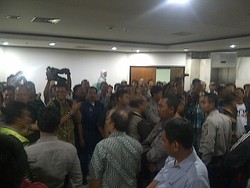 Pendukung Terdakwa Kasus Chevron Ricuh dengan Polisi & Jaksa