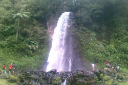 Mandi Sambil Refleksi di Curug Cibeureum