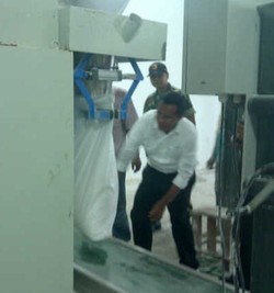 Uji Coba Mesin Pengolah Tepung Tapioka, Dahlan Iskan Belepotan