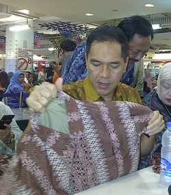Sidak ke Pasar Tanah Abang, Gita Beli Batik Sragen Rp 600.000