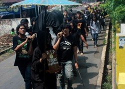 Protes UKT, Mahasiswa Unsoed Kubur Pejabat Rektorat di TPU