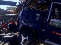 Angkot Tabrak 2 Pohon, 3 Penumpangnya Tewas