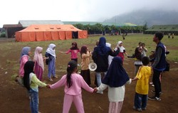 Siswa SD di Dieng Terpaksa Belajar di Tenda Pengungsian