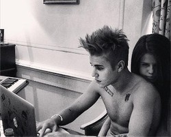 Lagi, Justin Bieber Pamer Foto Mesra dengan Selena di Instagram