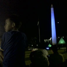 Tugu Pahlawan Bersolek, Bermandikan Cahaya Warna-warni