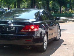 Seorang Wanita dan Pria Keluar dari Rumah Susno Pakai Camry B 2 DJI