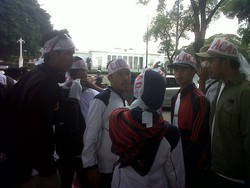 Tuntut Diangkat CPNS, Serikat Pekerja Honorer Demo di Depan Istana