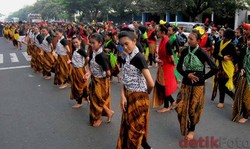 Ratusan Warga Solo Peringati Hari Tari, Beraksi di Mal Hingga Bandara