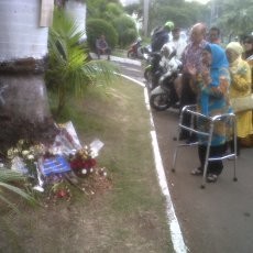 Lokasi Kecelakaan Uje Ramai, Ada yang Doa Maupun Ambil Serpihan Moge