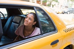 6 Tips Aman Naik Taksi Sendirian untuk Wanita