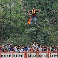 Pria India Tewas Saat Coba Pecahkan Rekor Melintasi Sungai dengan Rambut