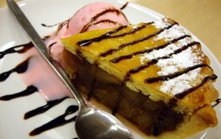 Ah, Enaknya Apple Pie Disuap dengan Es Krim Mawar yang Wangi!