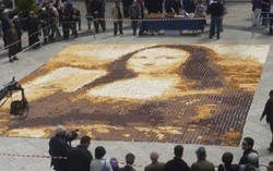 Mozaik Ringo Starr dan Monalisa Ini Dibuat dari Roti Panggang!
