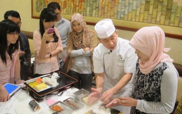 Serunya Membuat Nasi Jepang dan Menggulung Sushi di Nishimura Japanese Restaurant