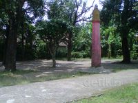 Mengunjungi Tugu Waseso Negoro di Trowulan