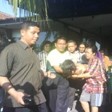 Perempuan Tuna Rungu Nekat Panjat Tower 40 Meter 