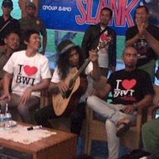 Bupati Banyuwangi Menangkan Lelang Gitar Slank