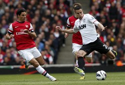 Robin van Persie melepaskan tembakan keras ke gawang Arsenal. Reuters/Eddie Keogh.