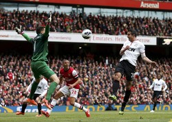 Van Persie hampir membobol gawang Arsenal di meit 39. Umpan silang Luis Nani dari sayap kiri bisa disundul Van Persie dengan sempurna. Namun, bola masih bisa diblok oleh kiper Arsenal,Wojciech Szczesny. Reuters/Eddie Keogh.