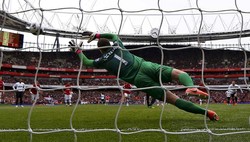 Van Persie akhirnya sukses menjebol gawang mantan klubnya di menit 43 lewat titik putih. Reuters/Eddie Keogh.
