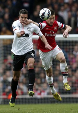 Robin van Persie berebut bola dengan Laurent Koscielny. Dengan tambahan satu angka ini, Arsenal harus rela turun satu peringkat ke posisi empat. Mereka mengumpulkan 64 poin hasil dari 35 laga. Sementara buat MU, hasil seri ini membuat perolehan poin mereka menjadi 85. Reuters/Eddie Keogh.
