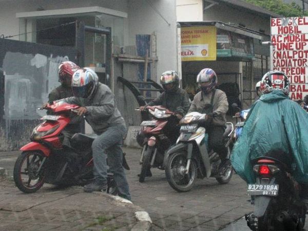 Sudah Melawan Arus, Naik Trotoar Pula