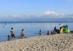 Pantai? Bukan, Ini Tepian Danau Toba