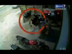 Polisi Air Rampok Bank Terekam CCTV