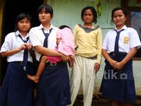 Tiga Bersaudara Berjuang Melawan Kemiskinan