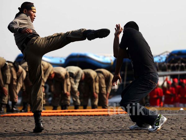 Satpol PP Unjuk Kebolehan Bela Diri