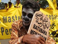 Demo PLTU, Hatta Dikado Ratusan Kayu Nisan