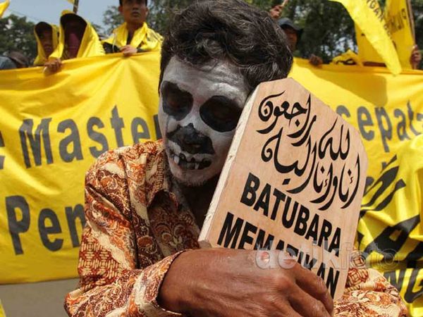 Demo PLTU, Hatta Dikado Ratusan Kayu Nisan