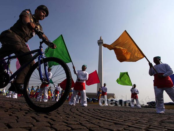 Satpol PP unjuk Kebolehan Menari