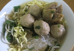 Si Bola Daging yang Jadi Makanan Rakyat