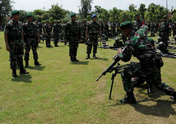 Pangkostrad Cek Kesiapan Alutsista Latgab 2013