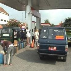 Kepergok Antre Bensin Subsidi, Mobil Plat Merah Itu Kabur