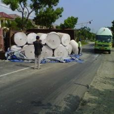 Tronton Muat 20 Ton Kertas Terguling, Jalur Pantura Tuban Macet 10 Km