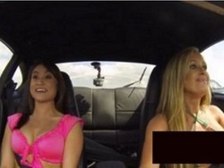 Reaksi Wajah 2 Model Bikini Ketika Memacu Mobil 1.000 Hp