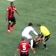 Ketika Seorang Pesepakbola Muda Diamuk Hakim Garis yang Emosi