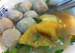 Wuah, Anget Miroso Bakso Mepet Tembok!