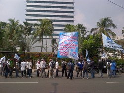 May Day, Puluhan Buruh Demo di Balai Kota Minta Jokowi Realiasikan UMP