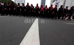 Dukung Perjuangan Buruh, Wakil Ketua DPRD DIY Malah Diteriaki Huuu!