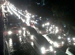 Susahnya Cari Kendaraan Umum Saat Jakarta Macet dan Banjir di Malam Hari