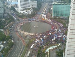 Heli Putar-putar Pantau Demo di Bundaran HI